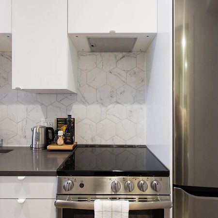 Romantic Studio In The Heart Of Little Italy By Den Stays Монреал Екстериор снимка