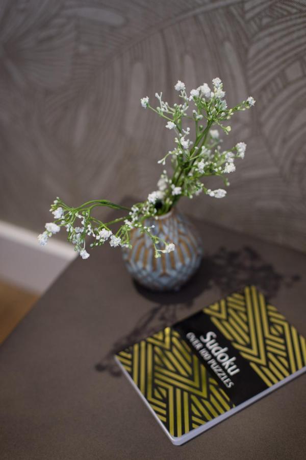 Romantic Studio In The Heart Of Little Italy By Den Stays Монреал Екстериор снимка
